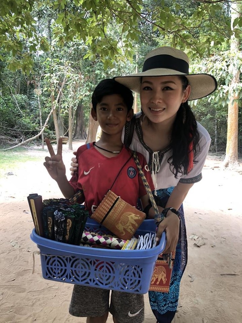 Cậu bé bán hàng rong gây sốt khi có thể nói tốt 15 thứ tiếng - 1 Cậu bé bán hàng rong người Campuchia chụp ảnh cùng khách du lịch