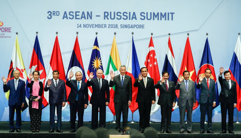 Những ngày họp bận rộn của các nhà lãnh đạo thế giới tại Singapore - 6
Tổng thống Nga Vladimir Putin và các nhà lãnh đạo ASEAN tại Hội nghị Cấp cao ASEAN-Nga lần thứ 3. (Ảnh: Reuters)