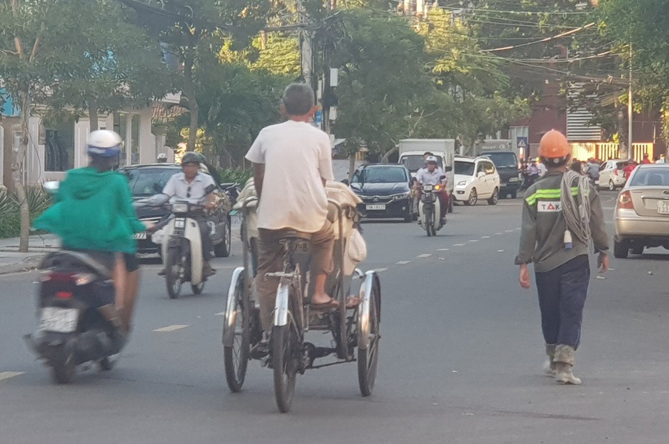 Khánh Hòa chỉ đạo làm rõ vụ khách Hàn Quốc tố lái xe xích lô “chặt chém” - 3 Một lái xe xích lô tự do trên đường phố Nha Trang