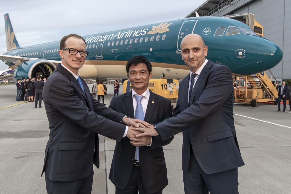 Vietnam Airlines “trình làng” máy bay Airbus 321neo hiện đại nhất - 2 Phó Tổng giám đốc Nguyễn Thái Trung cùng đại diện nhà sản xuất Airbus và công ty cho thuê máy bay Aviation Capital Group (ACG), chúc mừng chiếc A321neo đầu tiên gia nhập đội bay của Vietnam Airlines. Việc đầu tư cho dòng máy bay A321neo nằm trong chiến lược phát triển và nâng cấp đội máy bay thân hẹp hiện đại của Hãng.