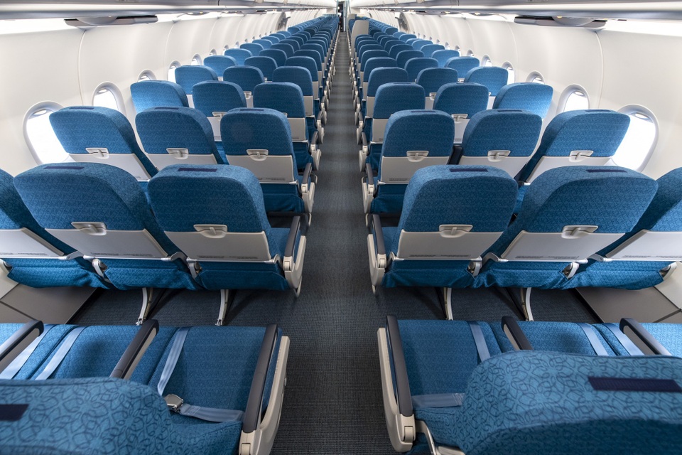 Vietnam Airlines “trình làng” máy bay Airbus 321neo hiện đại nhất - 7 Máy bay của Vietnam Airlines được thiết kế 203 chỗ ngồi, được chia thành hai hạng ghế riêng biệt với 8 ghế hạng thương gia và 195 ghế hạng phổ thông. Ghế ngồi rộng 18 inch, thiết kế mỏng hơn phiên bản cũ tạo sự giãn cách lớn, mang đến không gian cá nhân rộng hơn và sự thoải mái tối đa cho hành khách.