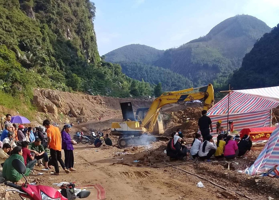 Tìm thấy thi thể phu vàng thứ 2, kết thúc cuộc tìm kiếm trong hang Cột Cờ - 3
Sáng nay gia đình tiếp nhận tử thi để mai táng theo phong tục.