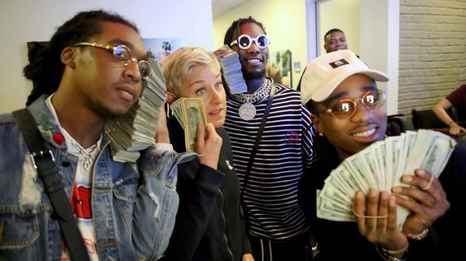Hát karaoke trên ô tô, Migos gây sốc khi khoe 200 nghìn USD - 5
Nhóm nhạc đình đám cũng từng khoe rất nhiều tiền mặt trong các show truyền hình khác