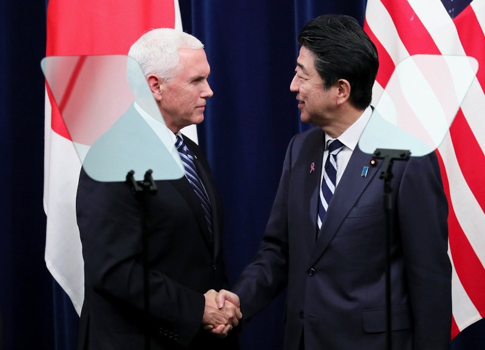Phía sau sự vắng mặt của ông Trump tại hai hội nghị lớn của châu Á - 2
Phó Tổng thống Mỹ Mike Pence gặp Thủ tướng Nhật Bản Shinzo Abe tại Tokyo ngày 13/11 trước khi tới Singapore dự họp. (Ảnh: AFP)