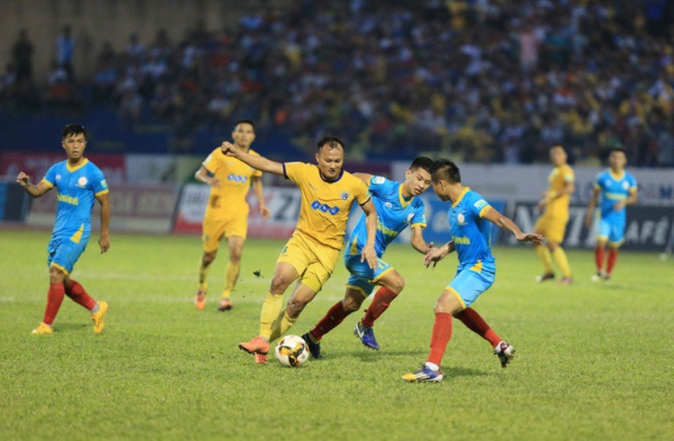 Tập đoàn FLC ba lần gửi công văn "trả" lại đội bóng cho tỉnh Thanh Hóa - 2 Ngày 12/6/2015, Tập đoàn FLC tổ chức lễ ra mắt đội bóng với tên gọi mới là CLB bóng đá FLC Thanh Hóa.