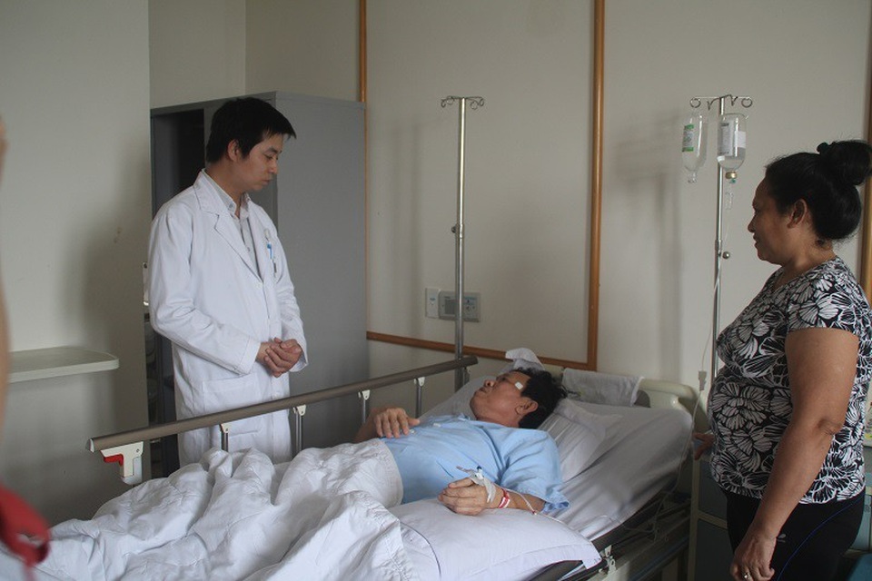 Cấp cứu bệnh nhân có 3 khối u to như quả cam trong trực tràng - 1 Bệnh nhân Linh hiện đang được các bác sĩ tiếp tục chăm sóc sau ca phẫu thuật