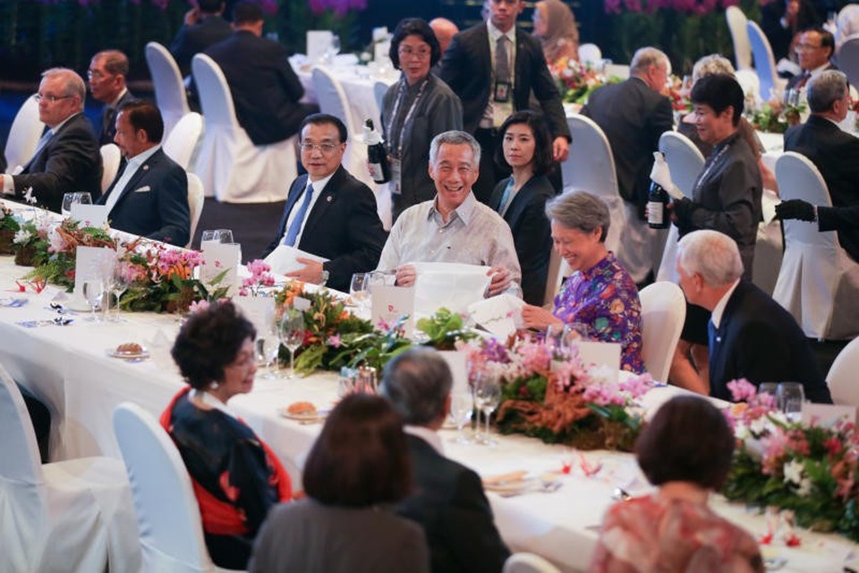 Những ngày họp bận rộn của các nhà lãnh đạo thế giới tại Singapore - 18
Thủ tướng Singapore Lý Hiển Long và các nhà lãnh đạo tại tiệc tối chiêu đãi. (Ảnh: Straitstimes)