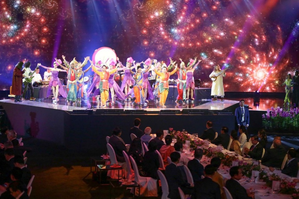 Những ngày họp bận rộn của các nhà lãnh đạo thế giới tại Singapore - 17
Vào tối ngày 14/11, các nhà lãnh đạo thế giới đã tham dự tiệc chiêu đãi do chủ nhà Singapore, nước hiện đang là Chủ tịch luân phiên ASEAN, chủ trì. (Ảnh: Straitstimes)