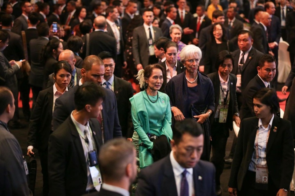 Những ngày họp bận rộn của các nhà lãnh đạo thế giới tại Singapore - 22
Cố vấn nhà nước Myanmar Aung San Suu Kyi và Tổng giám đốc Quỹ Tiền tệ Quốc tế (IMF) Christine Lagarde tới tiệc chiêu đãi tối ngày 14/11. (Ảnh: Straitstimes)