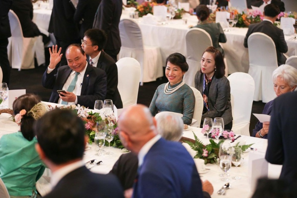 Những ngày họp bận rộn của các nhà lãnh đạo thế giới tại Singapore - 19
Thủ tướng Nguyễn Xuân Phúc và phu nhân tại buổi tiệc. (Ảnh: Straitstimes)