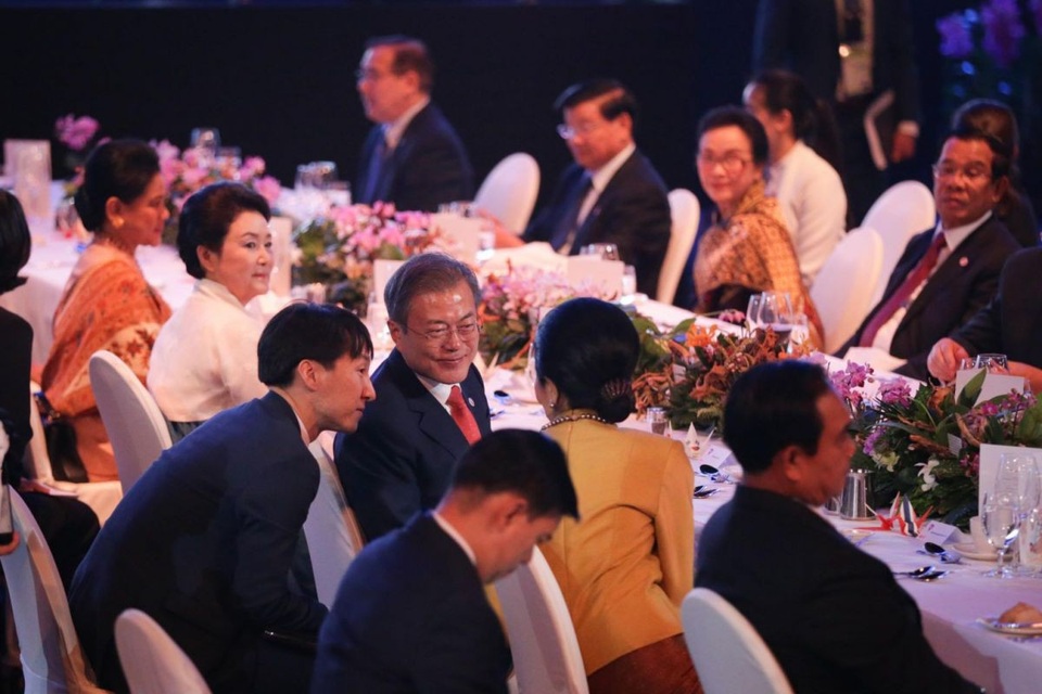 Những ngày họp bận rộn của các nhà lãnh đạo thế giới tại Singapore - 20
Tổng thống Hàn Quốc Moon Jae-in trò chuyện với bà Naraporn Chan-o-cha, phu nhân của Thủ tướng Thái Lan Prayut Chan-o-cha. (Ảnh: Straitstimes)