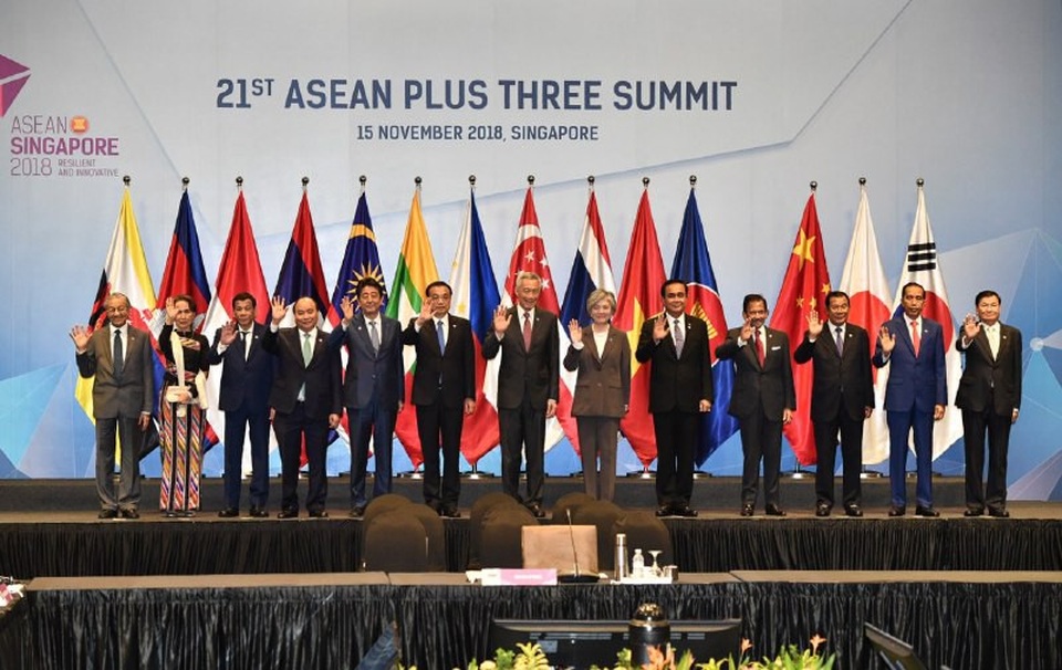 Những ngày họp bận rộn của các nhà lãnh đạo thế giới tại Singapore - 3
Các nhà lãnh đạo chụp ảnh tại Hội nghị Cấp cao ASEAN+3 (Trung Quốc, Nhật Bản, Hàn Quốc) tại Singapore ngày 15/11. (Ảnh: Reuters)