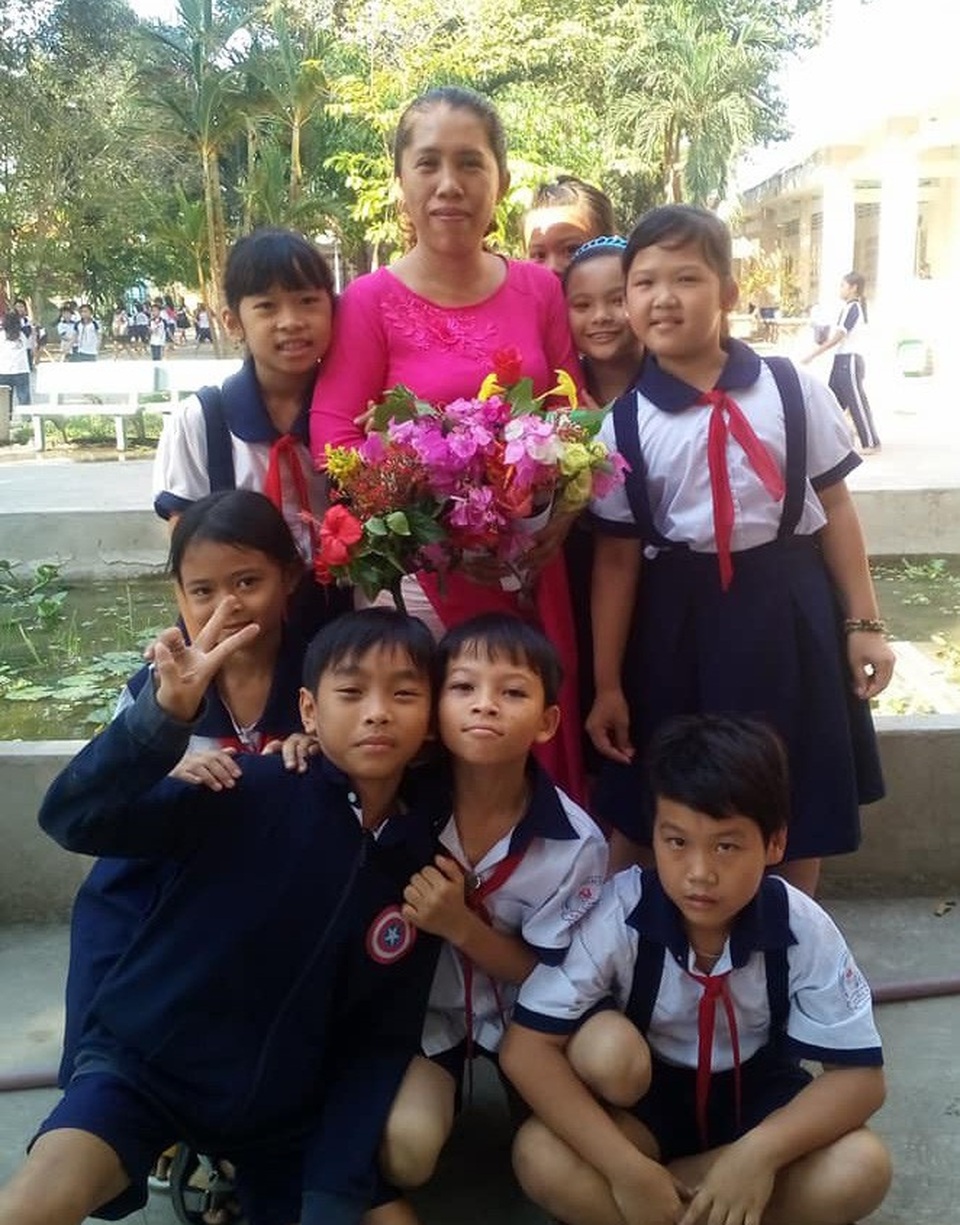 Rớt nước mắt cô trò ôm nhau chia tay sau buổi học - 2
Cô Thanh Phương và học trò.