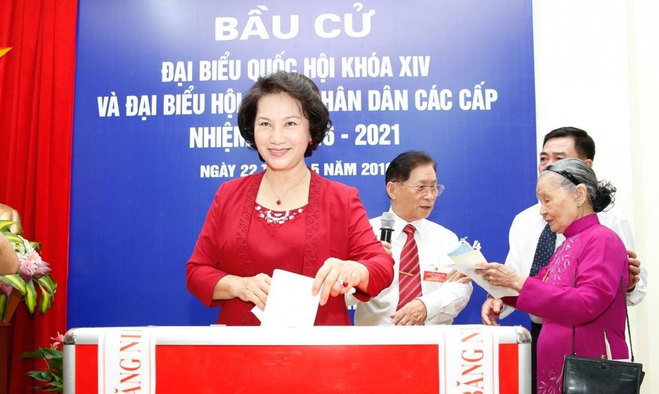 Bao nhiêu đại biểu dân cử có công ty “sân sau”? - 1 Chủ tịch Quốc hội Nguyễn Thị Kim Ngân bỏ phiếu bầu đại biểu Quốc hội khoá XIV (ảnh minh hoạ)