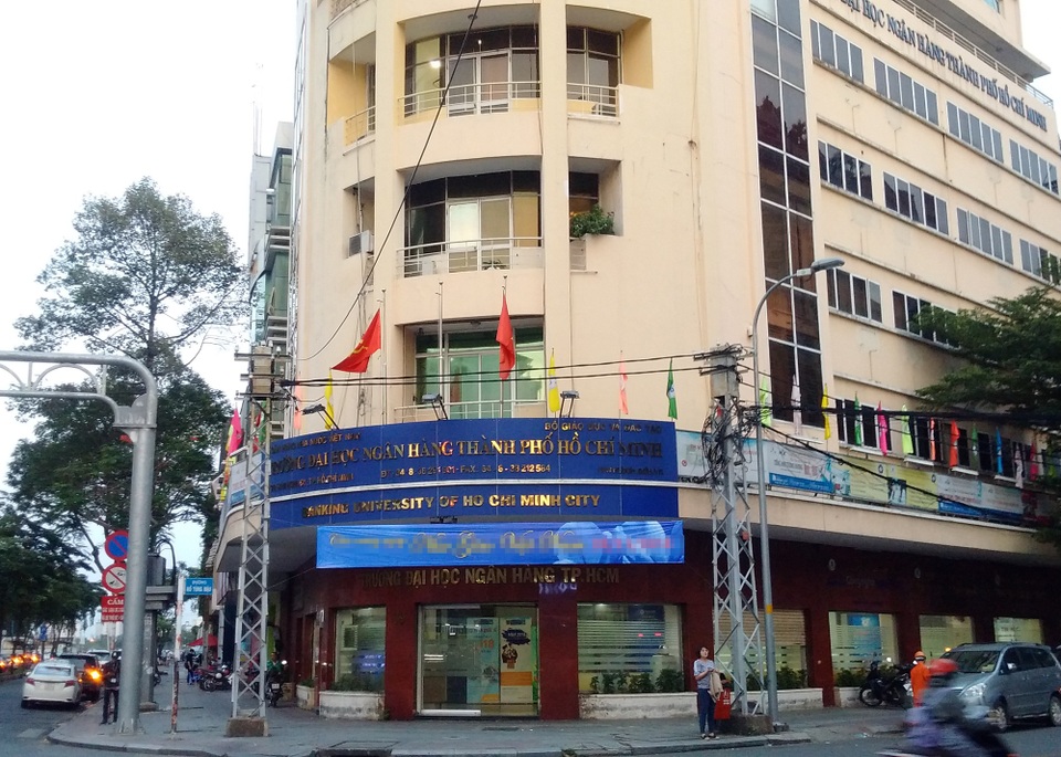 Bị sinh viên phản ứng, trường kéo dài thời hạn áp dụng chuẩn đầu ra ngoại ngữ - 1 Trường ĐH Ngân hàng TPHCM