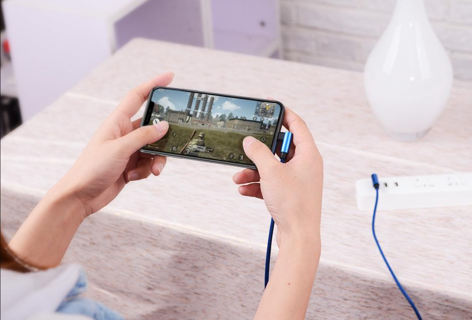 iPhone X phát nổ vì "lỡ dại" cắm sạc lúc nâng cấp iOS - 2 Chơi game lúc đang cắm sạc iPhone là một thói quen cần tránh vì có thể khiến điện thoại trở nên quá nóng.