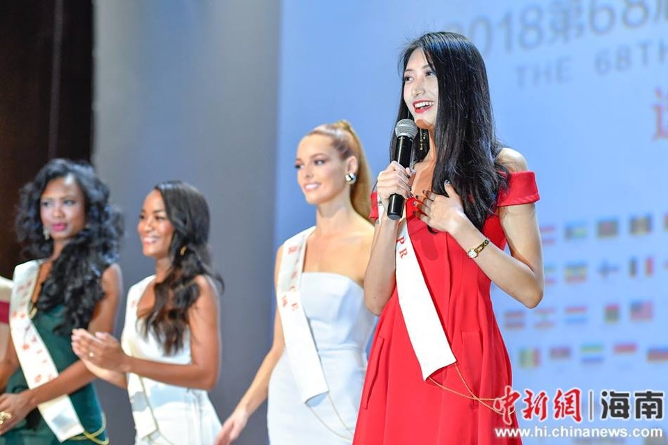 Hoa hậu Tiểu Vy cùng mỹ nhân Hoa hậu Thế giới 2018 ra mắt giới truyền thông - 8
Hoa hậu nước chủ nhà Trung Quốc (váy đỏ) đang diễn thuyết.