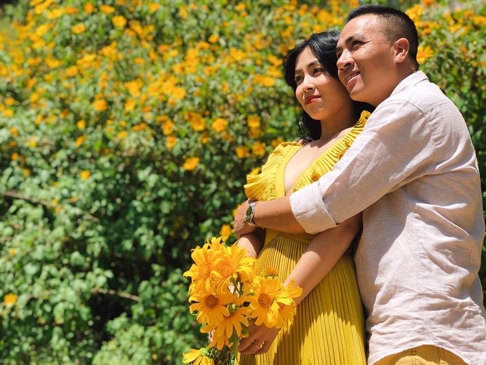 Hôn phu MC Hoàng Linh: “Vợ chồng chỉ giận hờn nhau, tính Linh sống rất cảm xúc” - 1 Trên trang cá nhân, Mạnh Hùng vẫn để hình ảnh ngọt ngào của cặp đôi.
