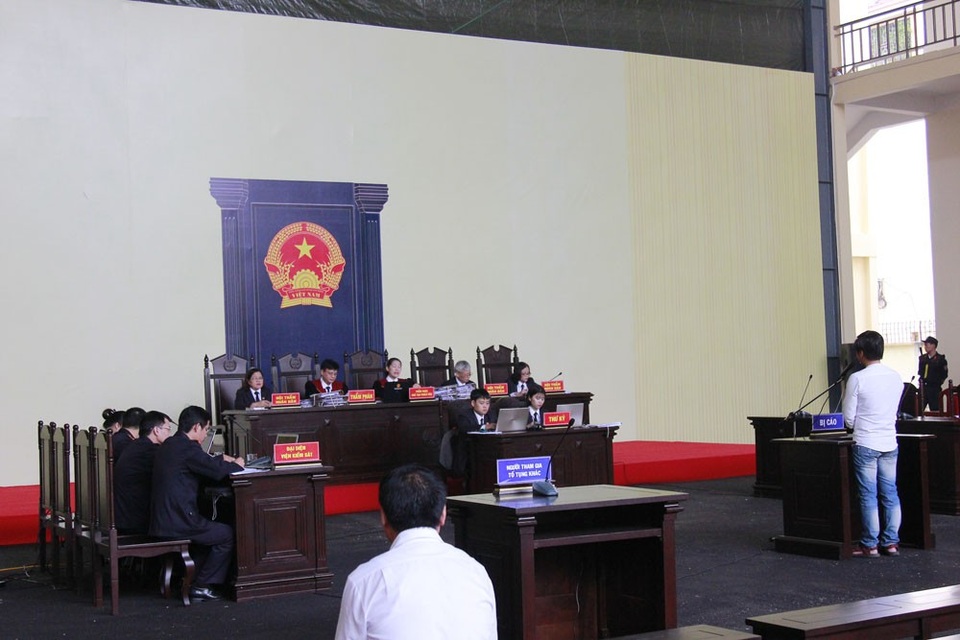 Xử vụ đánh bạc nghìn tỷ: Cầm cố nhà cửa, bán xe ô tô để chơi bạc và bị vợ bỏ - 12 Quang cảnh phiên tòa sáng nay (15/11).