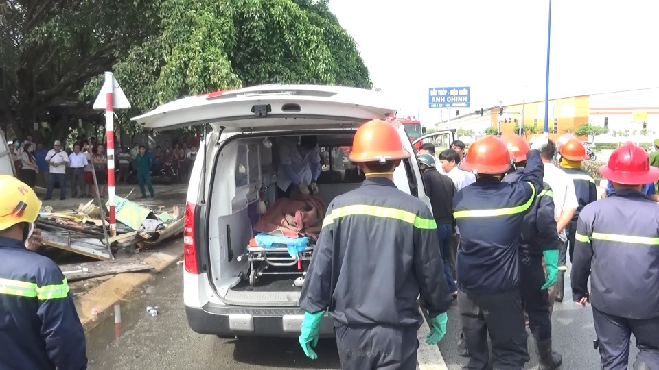 Thi thể nạn nhân được chuyển ra khỏi hiện trường.