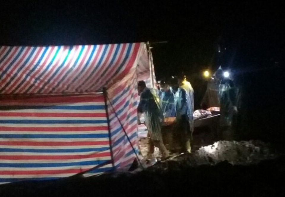 Tìm thấy thi thể phu vàng thứ 2, kết thúc cuộc tìm kiếm trong hang Cột Cờ - 2
Thi thể anh Thú được đưa ra khỏi hang vào lúc rạng sáng nay.