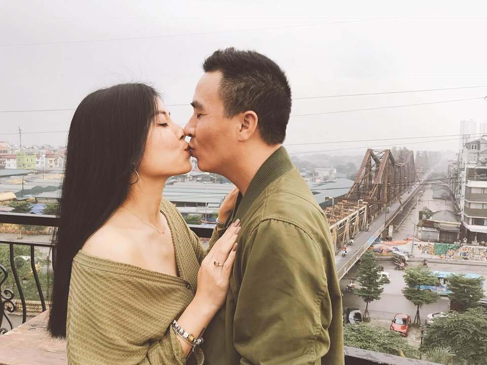Hôn phu MC Hoàng Linh: “Vợ chồng chỉ giận hờn nhau, tính Linh sống rất cảm xúc” - 3 Mạnh Hùng chia sẻ, Hoàng Linh sống thiên về cảm xúc.