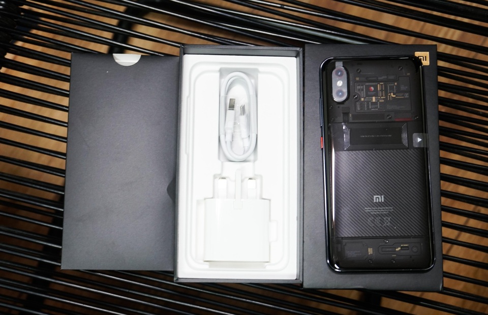 Cận cảnh mẫu smartphone Xiaomi có cảm biến vân tay đầu tiên ở Việt Nam - 2 Xiaomi Mi 8 Pro với phiên bản chính thức sắp bán ra cũng đã có mặt tại Việt Nam. Hộp máy có tông màu đen và các phụ kiện đi kèm gồm sạc, cáp sạc, ốp lưng, sách hướng dẫn, cây chọt SIM...