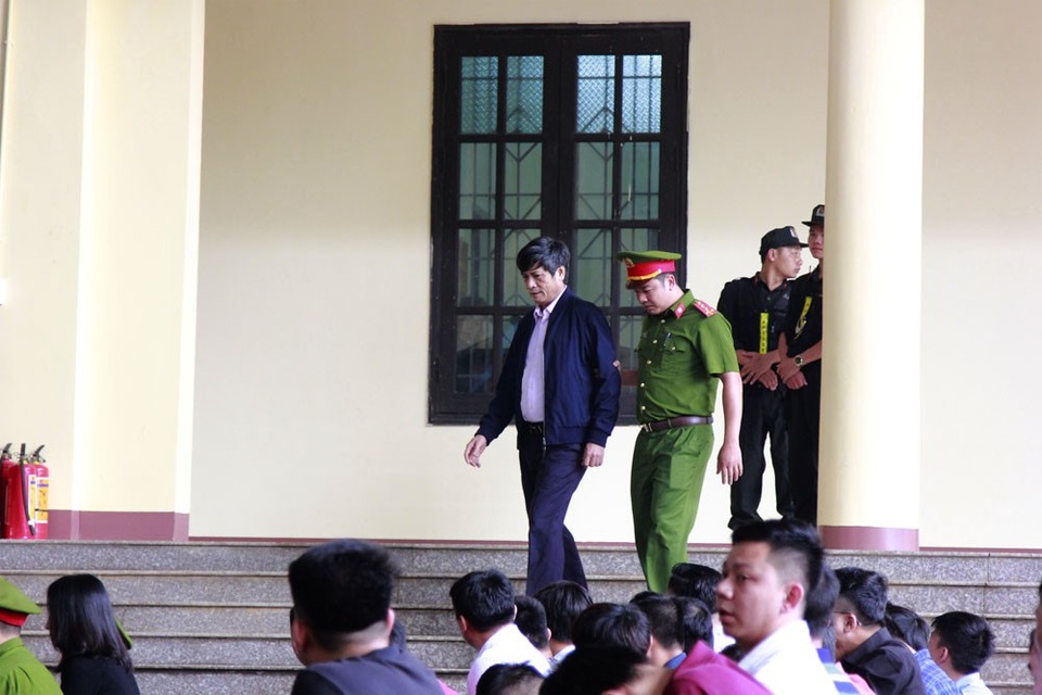 Xử vụ đánh bạc nghìn tỷ: Cầm cố nhà cửa, bán xe ô tô để chơi bạc và bị vợ bỏ - 10 Bị cáo Hóa trở lại phòng xử án lúc 9h55.