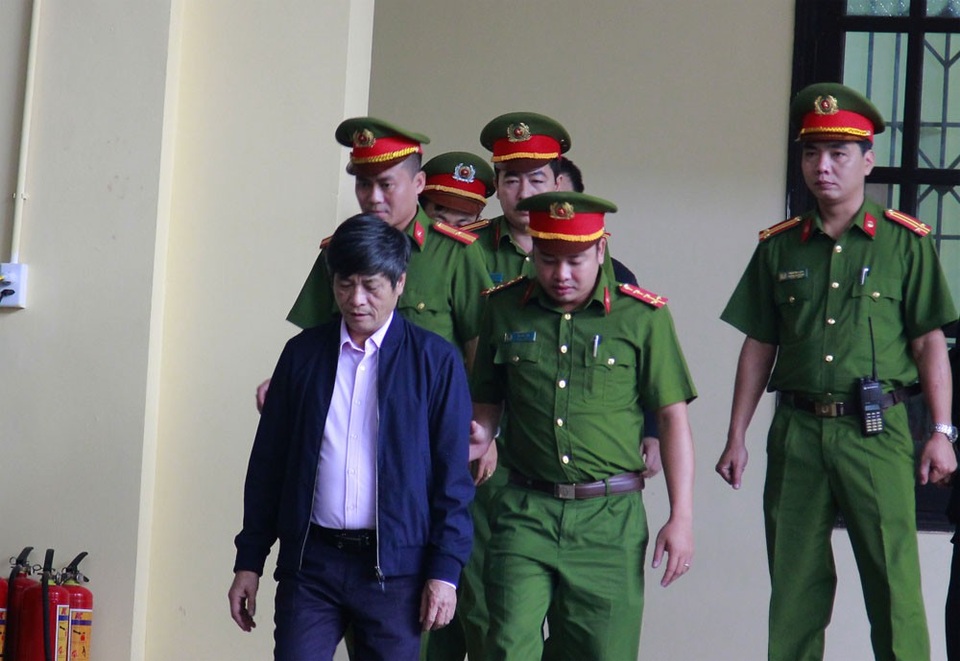 Xử vụ đánh bạc nghìn tỷ: Cầm cố nhà cửa, bán xe ô tô để chơi bạc và bị vợ bỏ - 4 Từ ảnh trên xuống: Bị cáo Phan Văn Vĩnh, Phan Sào Nam, Nguyễn Văn Dương, Nguyễn Thanh Hóa được lực lượng an ninh dẫn giải vào phòng xử án đầu giờ làm việc sáng nay.