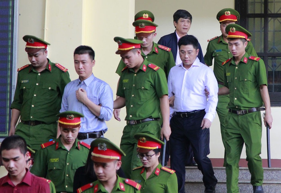 6 ngày xử vụ “đánh bạc nghìn tỷ”: Hai cựu tướng liên tục vào phòng y tế - 6 Bị cáo Phan Sào Nam (bên trái) và Nguyễn Văn Dương (đeo kính) vào phòng xử án.