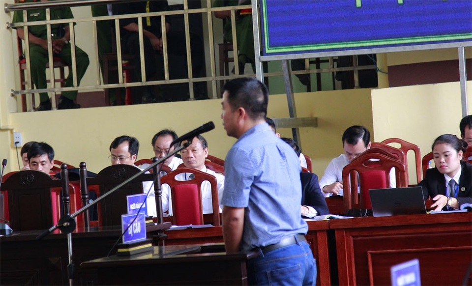 6 ngày xử vụ “đánh bạc nghìn tỷ”: Hai cựu tướng liên tục vào phòng y tế - 4 Bị cáo Phạm Quang Minh.