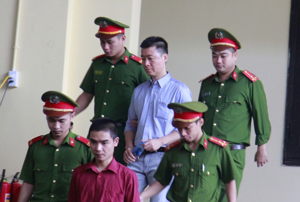 Xử vụ đánh bạc nghìn tỷ: Cầm cố nhà cửa, bán xe ô tô để chơi bạc và bị vợ bỏ - 2 Xử vụ đánh bạc nghìn tỷ: Cầm cố nhà cửa, bán xe ô tô để chơi bạc và bị vợ bỏ - 2