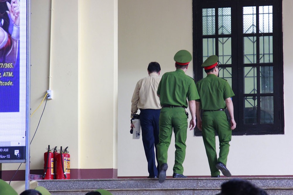 Xử vụ đánh bạc nghìn tỷ: Cầm cố nhà cửa, bán xe ô tô để chơi bạc và bị vợ bỏ - 8 Bị cáo Phan Văn Vĩnh rời phòng xử án.
