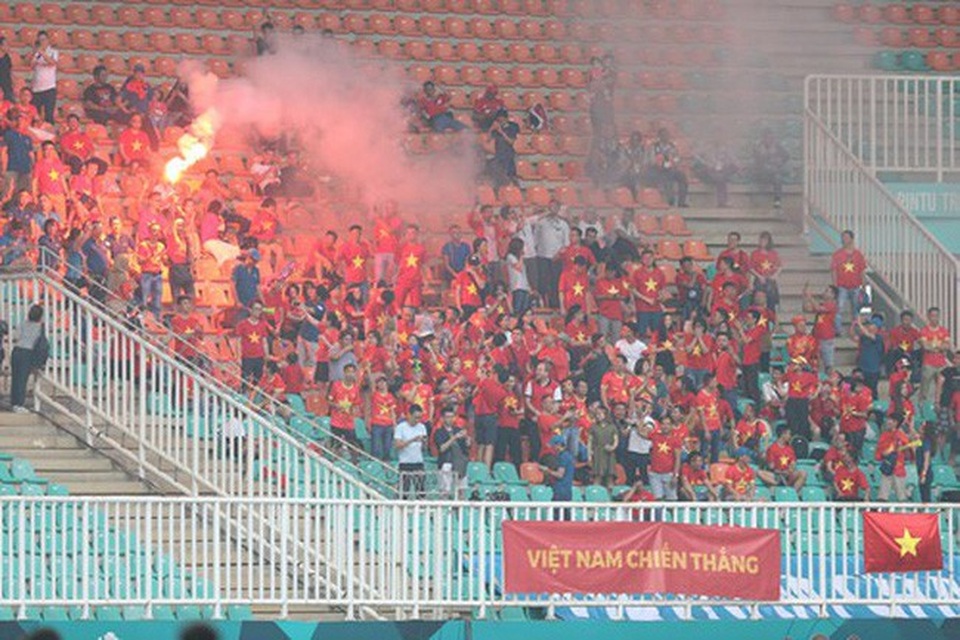 Trận Việt Nam - Malaysia tại Mỹ Đình: An ninh thắt chặt, lo nhất pháo sáng - 1
AFC ra án phạt VFF 12.500 USD vì CĐV Việt Nam đốt pháo sáng trong trận đấu giữa Việt Nam và Hàn Quốc tại bán kết Asiad 2018