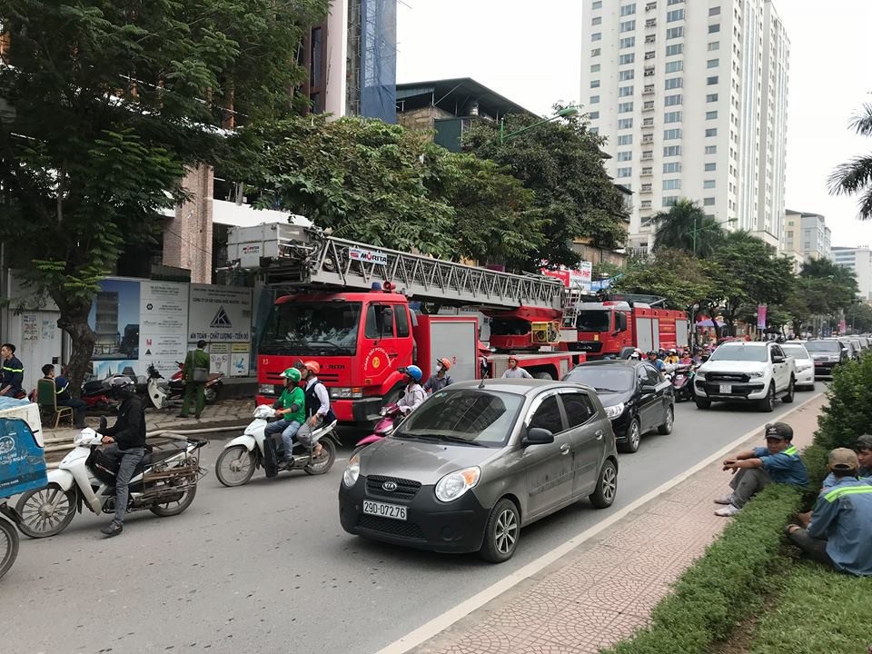 Hà Nội: Cháy công trình cao ốc đang xây, công nhân hoảng hốt bỏ chạy - 4 Hà Nội: Cháy công trình cao ốc đang xây, công nhân hoảng hốt bỏ chạy - 4