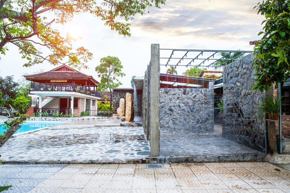 Hãy đến với Villa H2O, thả mình trong những lớp bùn khoáng mềm mịn không gian cổ kính nhưng không kém phần sang trọng hòa hợp với những mảng màu xanh ngát của thiên nhiên làm lay động mạnh mẽ khát khao chinh phục một cuộc sống mới