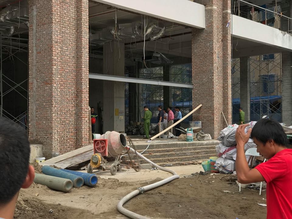 Hà Nội: Cháy công trình cao ốc đang xây, công nhân hoảng hốt bỏ chạy - 6 Hà Nội: Cháy công trình cao ốc đang xây, công nhân hoảng hốt bỏ chạy - 6