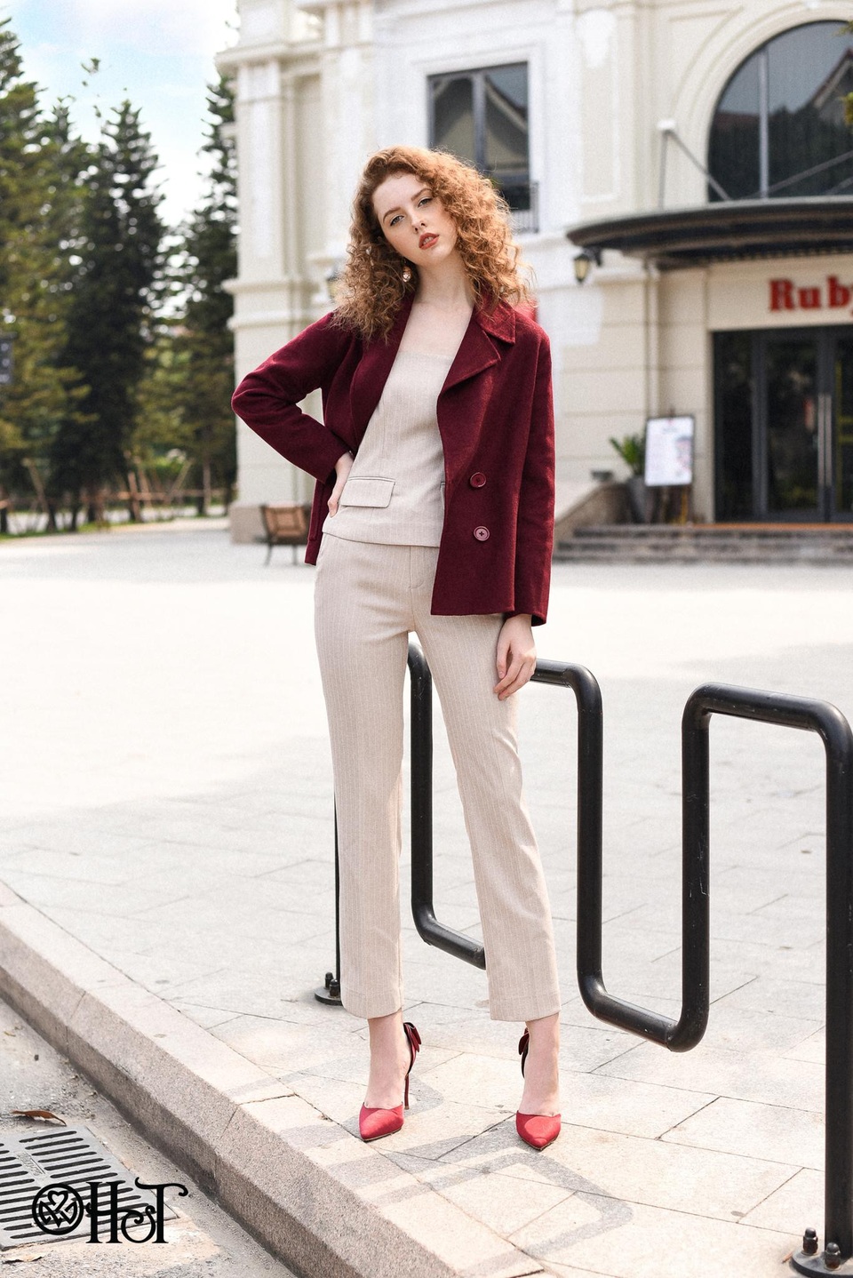 Đông 2018 này các chị em sẽ khó lòng dời mắt khỏi măng tô khâu tay của H&T bởi không những phong phú về màu sắc mà các thiết kế cũng đủ mê, cả dáng ngắn và dáng dài.