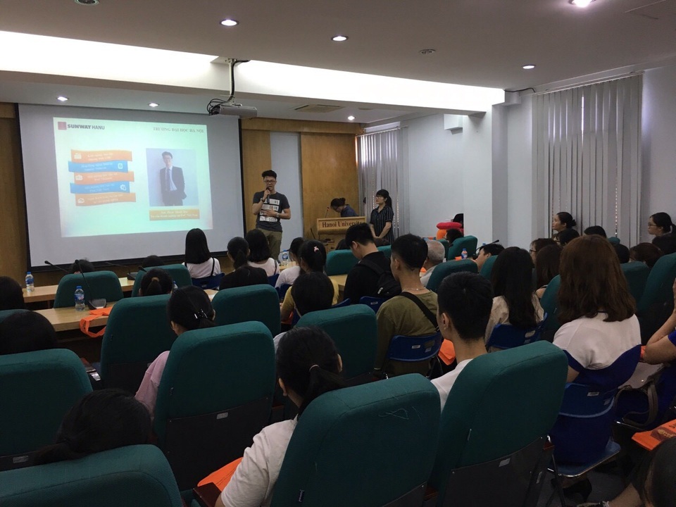 Trường ĐH Hà Nội hợp tác và đảm bảo cơ hội việc làm ngành Kế toán Ứng dụng - 4
Phạm Thành Đạt - cựu sinh viên khoá 02 chương trình Cử nhân Kế toán Ứng dụng (OBU) chia sẻ định hướng việc làm tại hội thảo tư vấn tuyển sinh ngày 22/7/2018.
