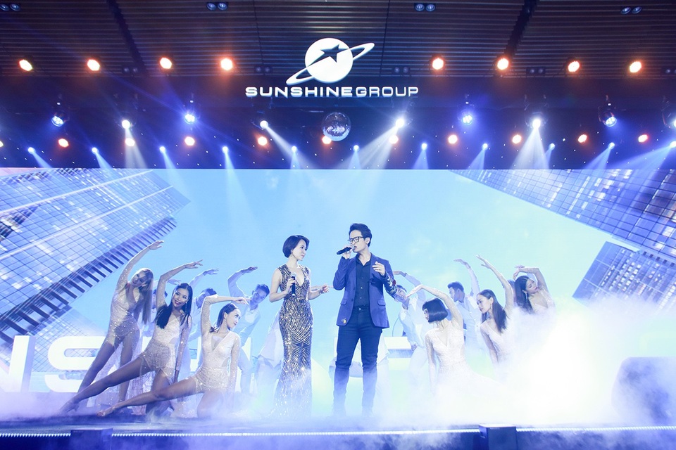 Sunshine Group chính thức ra mắt hoành tráng tại TP. HCM - 5 Cùng với đó, sự góp mặt của 2 ngôi sao ca nhạc Uyên Linh, Hà Anh Tuấn với giọng ca đầy nội lực cùng phong cách biểu diễn vô cùng cuốn hút, đã mang đến cho khán giả một đêm thực sự mãn nhãn và ngập tràn xúc cảm.