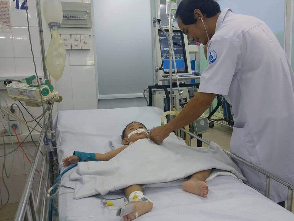 Nhiều trẻ “thập tử nhất sinh” vì biến chứng tay chân miệng - 2 Cần phát hiện sớm những dấu hiệu bệnh, đưa trẻ đến bác sĩ kịp thời, tránh biến chứng nguy hiểm