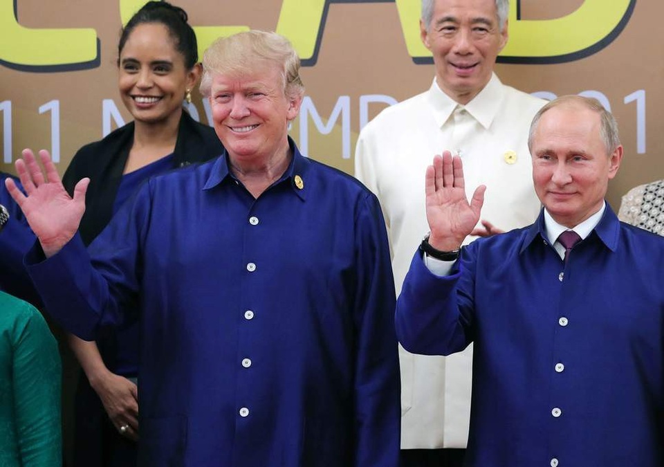 Phía sau sự vắng mặt của ông Trump tại hai hội nghị lớn của châu Á - 1
Tổng thống Trump và Tổng thống Nga Vladimir Putin dự hội nghị APEC tại Việt Nam năm 2017 (Ảnh: EPA)