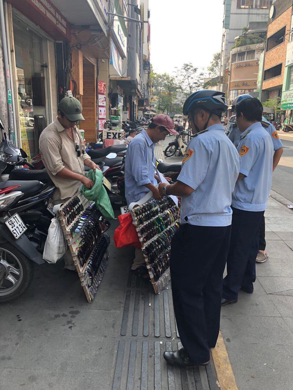 Xử phạt du khách nước ngoài vẽ bậy, bôi bẩn phố Tây Sài Gòn - 4 Phường Phạm Ngũ Lão ra quân xử lý hàng rong chèo kéo du khách
