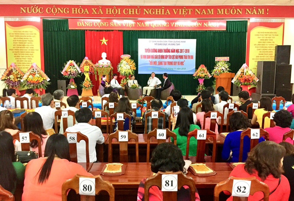 Quảng Nam: Tuyên dương, khen thưởng các nhà giáo tiêu biểu - 1 Các thầy cô giáo tọa đàm nhân ngày 20/11