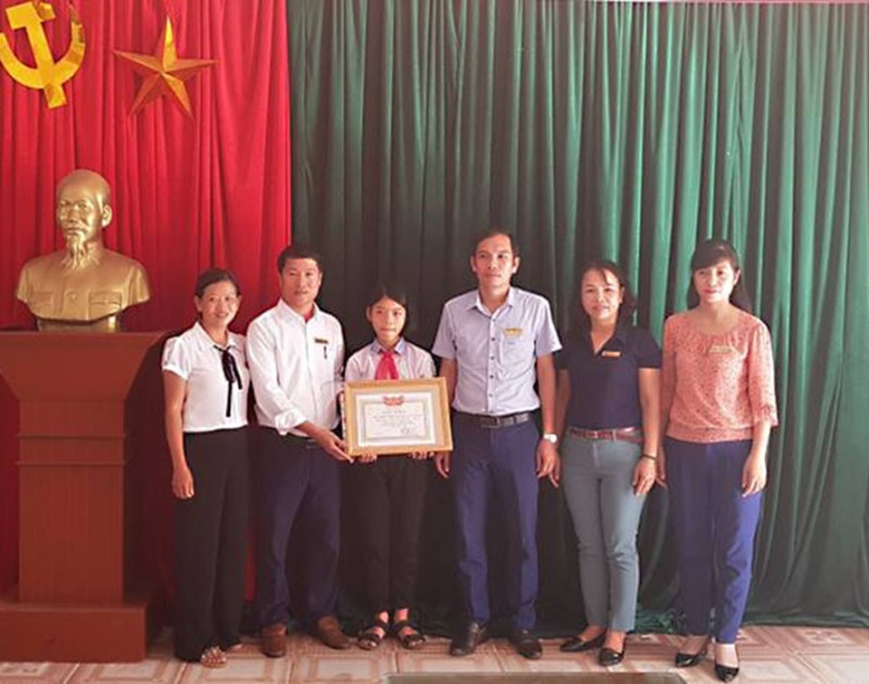 Nhặt được 30 triệu đồng, cô học trò nghèo tìm người trả lại - 1
Em Trần Thị Tùng Lâm được tuyên dương trước toàn thể nhà trường về hành động đẹp Nhặt được của rơi tìm người trả lại.