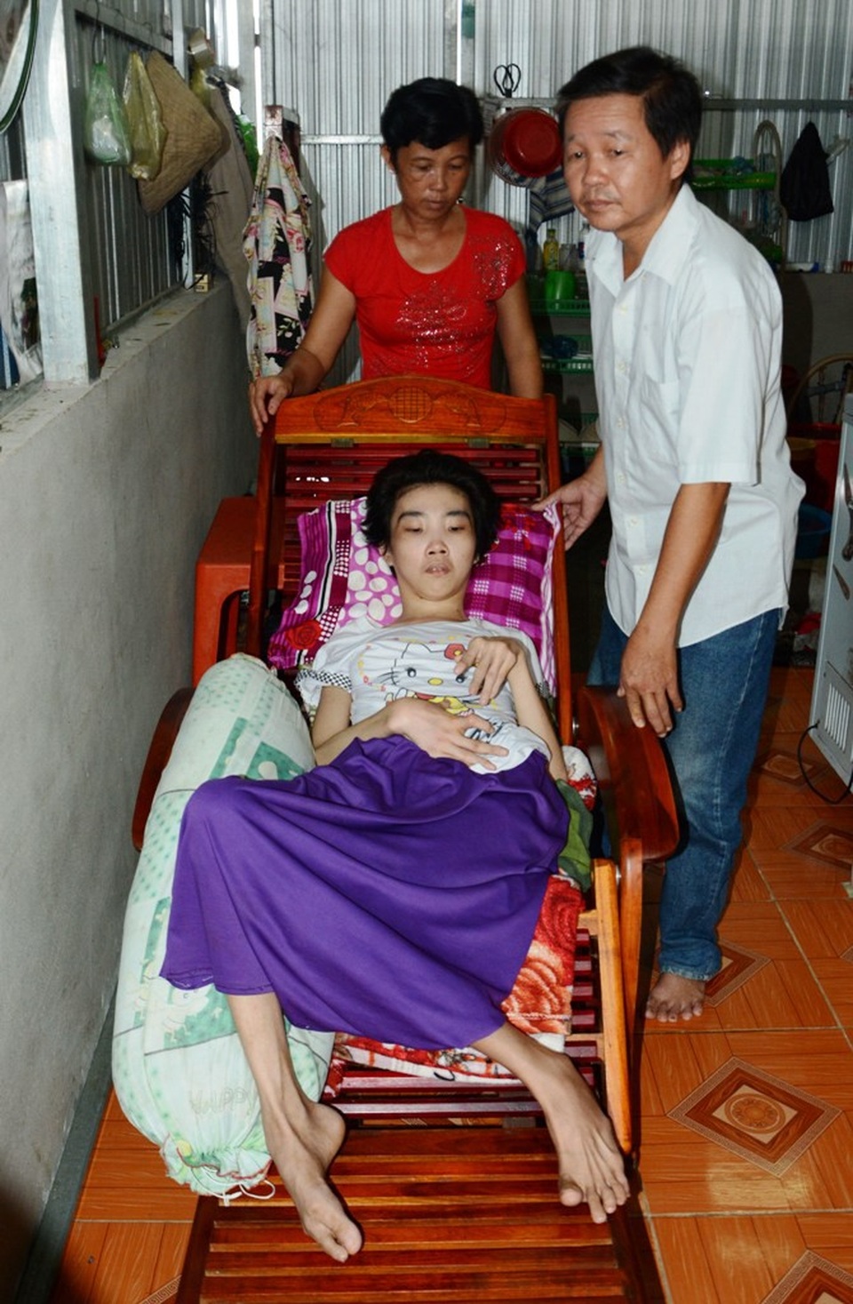 Thầy giáo nghèo quặn thắt nhìn hai con lần lượt nằm liệt giường - 3 Dù gia cảnh khó khăn, nhưng vợ chồng thầy Văn Hồng vẫn vay hỏi tiền, cố gắng chạy chữa bệnh tình cho hai con nhưng đến nay, hai con của thầy vẫn nằm liệt một chỗ, số nợ thì đã lên 150 triệu đồng.