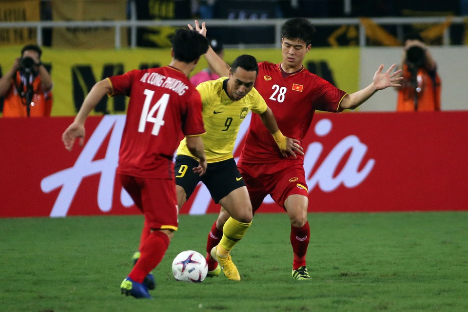 Việt Nam 2-0 Malaysia: Công Phượng, Anh Đức chói sáng - 9
Talaha đang bị hậu vệ Việt Nam kèm rất chặt - Ảnh: Gia Hưng