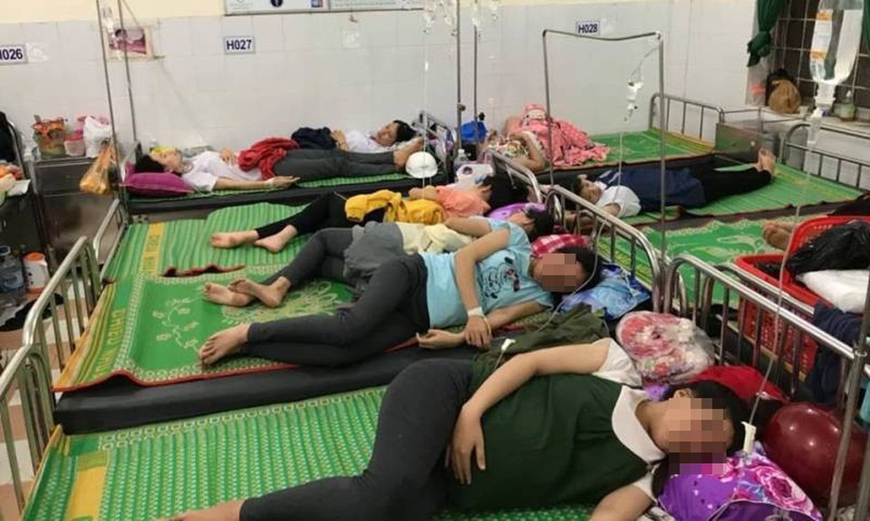 Hơn 150 công nhân nhập viện sau khi dùng cơm trưa? - 1 150 công nhân nhập viện sau khi ăn cơm trưa khoảng 1 tiếng đồng hồ.