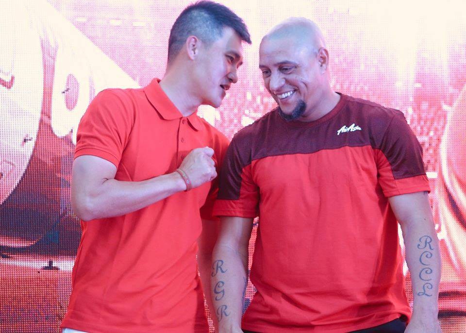 Công Vinh thân thiện bên Roberto Carlos - 7
Khoảnh khắc thân thiết của 2 ngôi sao bóng đá