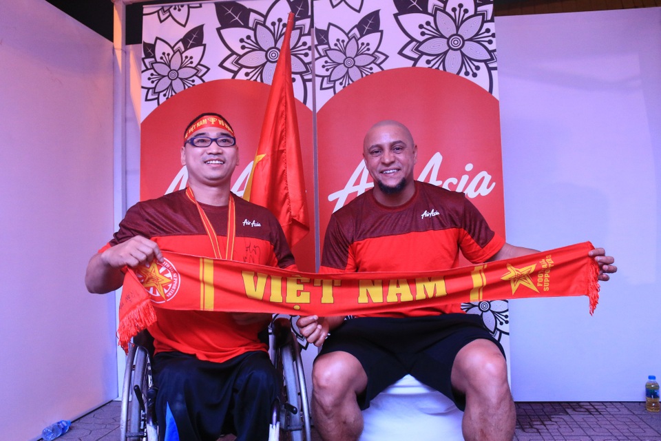 Công Vinh thân thiện bên Roberto Carlos - 8
Danh thủ 45 tuổi chụp hình lưu niệm cùng người hâm mộ. Trong thời kỳ phong độ đỉnh cao của mình, Carlos nổi tiếng với tốc độ chạy và những cú sút xa cực mạnh. Anh được vua bóng đá Pelé đưa vào danh sách 125 cầu thủ vĩ đại nhất